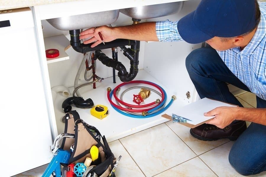 how much do most plumbers charge per hour in dubai